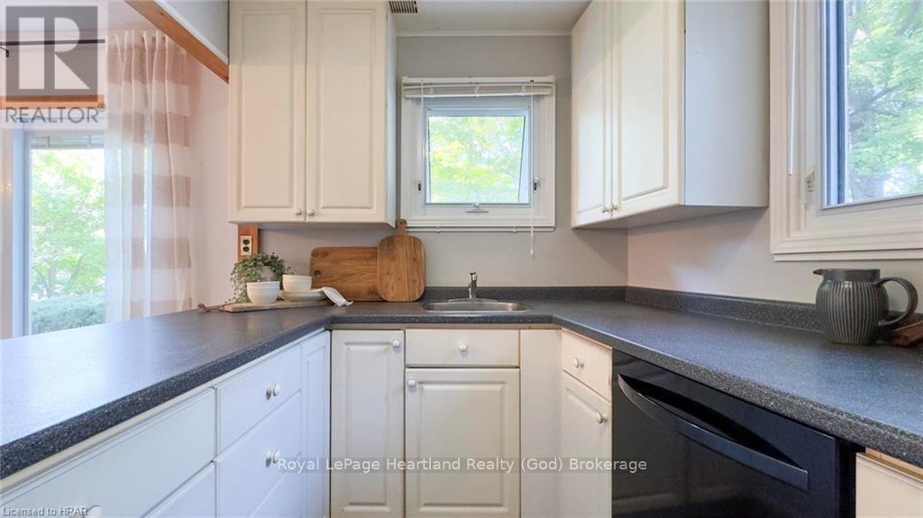 27 Bluewater Drive, Goderich, Ontario  N7A 3X8 - Photo 7 - X10780350