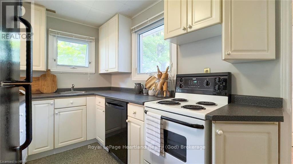 27 Bluewater Drive, Goderich, Ontario  N7A 3X8 - Photo 8 - X10780350