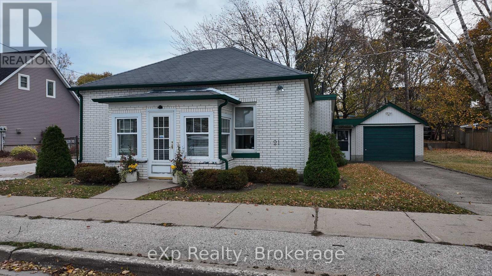 21 Grosvenor Street N, Saugeen Shores, Ontario  N0H 2L0 - Photo 2 - X11953328