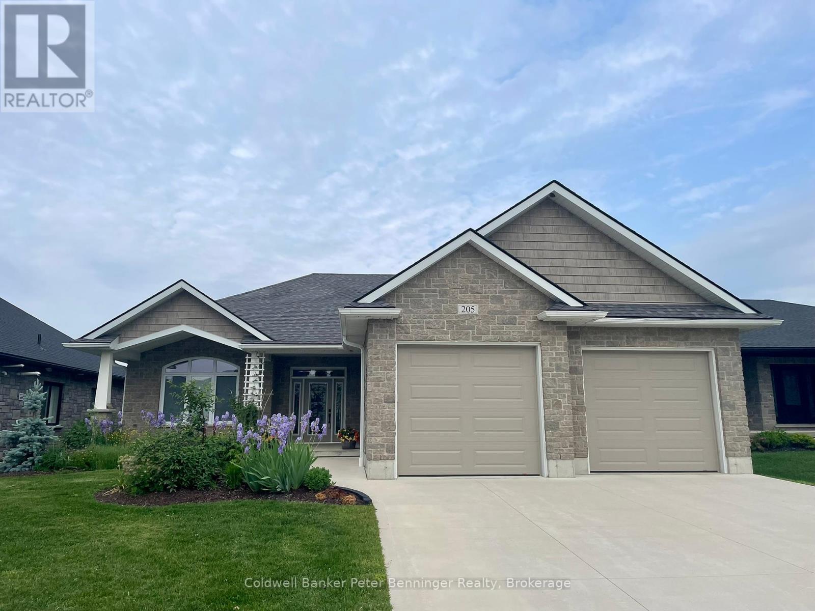 205 Irishwood Lane, Brockton, Ontario  N0G 2V0 - Photo 2 - X11985976