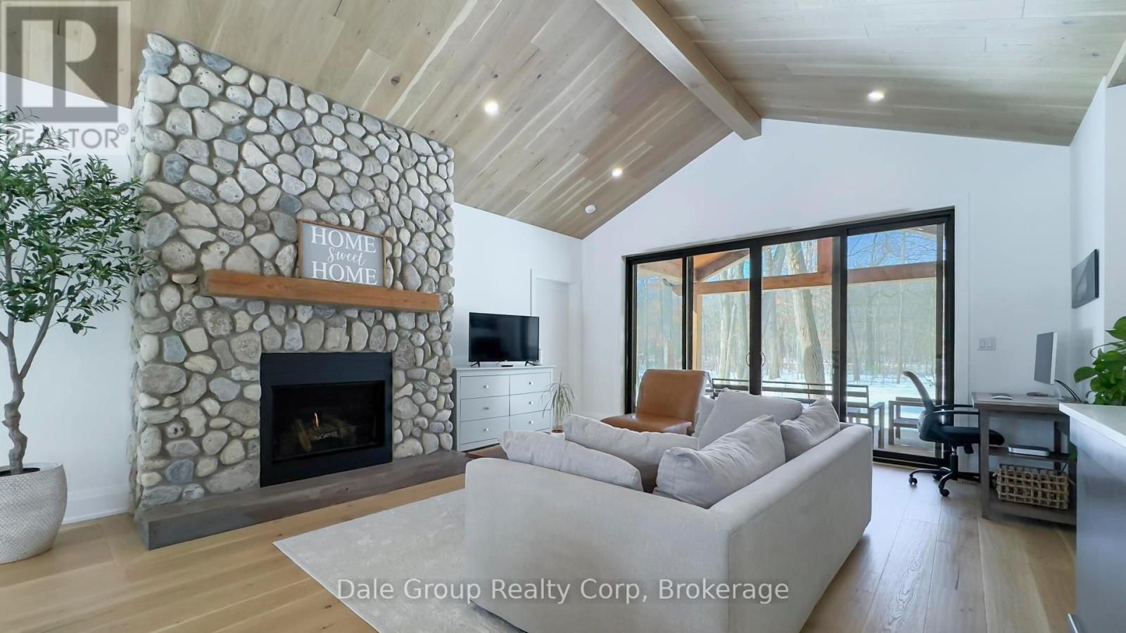 8354 Oakwood Drive S, Lambton Shores, Ontario  N0M 1T0 - Photo 5 - X11988541