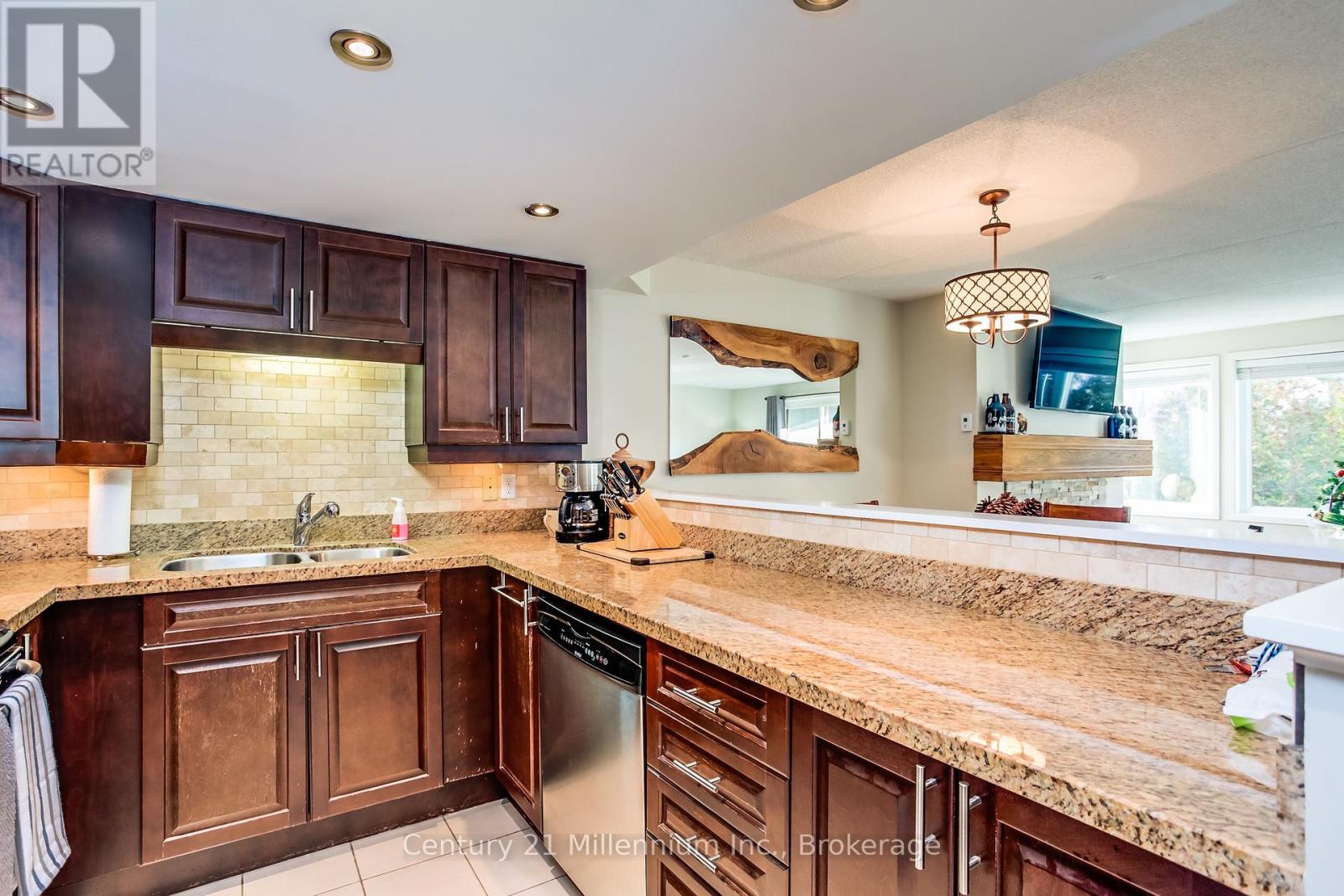 212 - 107 Ann Heggtveit Drive, Blue Mountains, Ontario  L9Y 0P7 - Photo 5 - X12002088