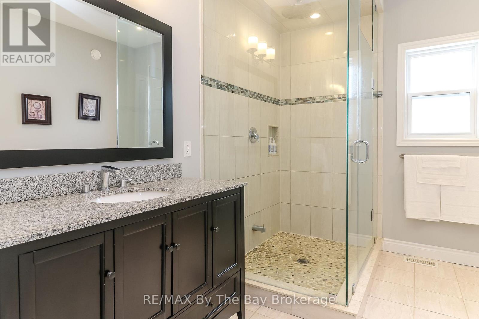 37 Wesley Avenue, Wasaga Beach, Ontario  L9Z 1C8 - Photo 4 - S12033932