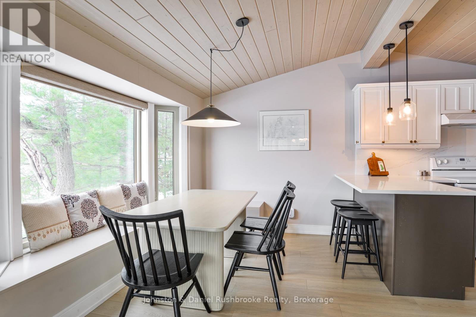 621 Peninsula Road, Gravenhurst, Ontario  P1P 1R2 - Photo 5 - X12040874