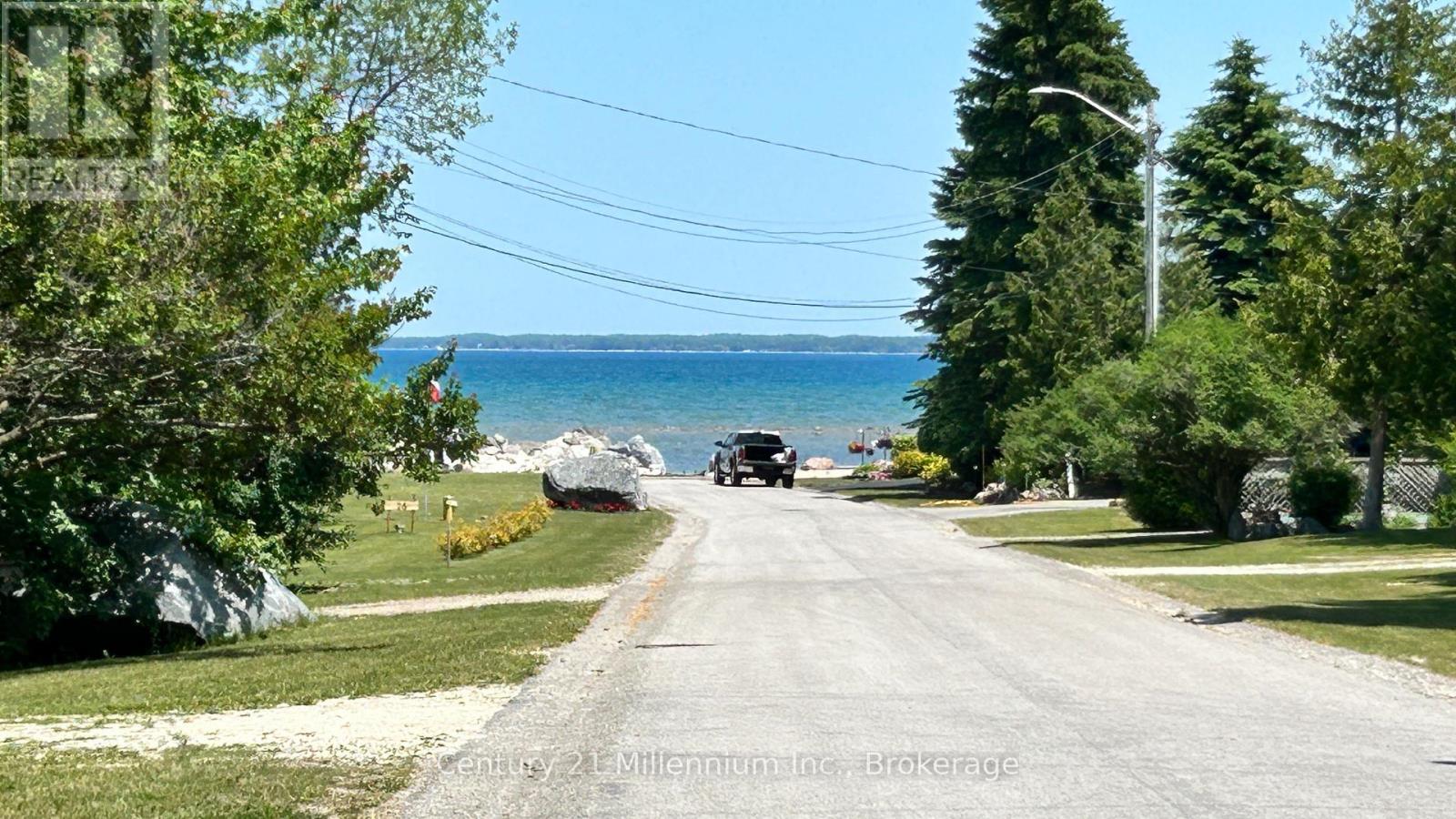 8 Bayview Avenue, Wasaga Beach, Ontario  L9Z 2Y6 - Photo 5 - S12058819