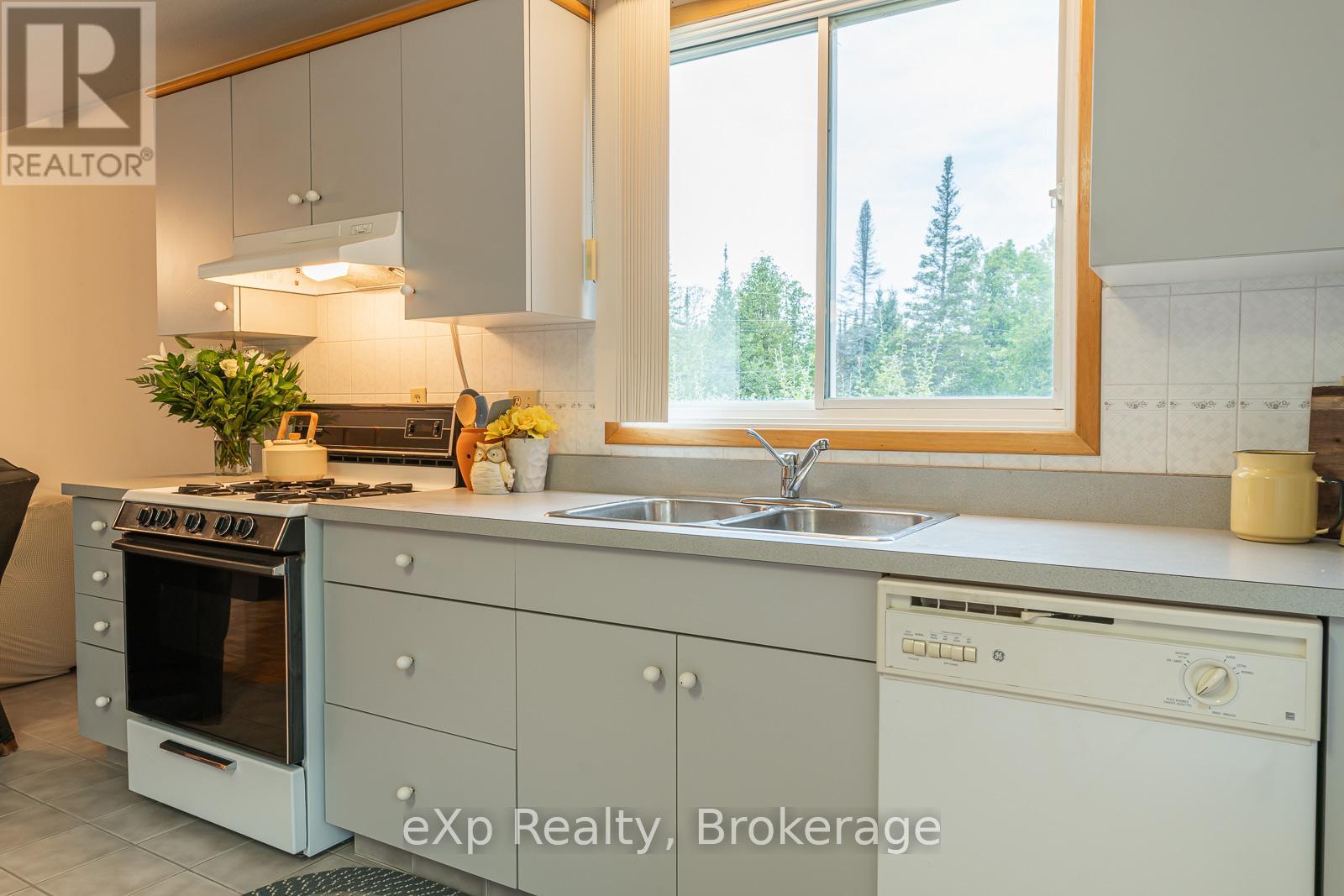 27 Bell Drive, Northern Bruce Peninsula, Ontario  N0H 1X0 - Photo 12 - X12061396