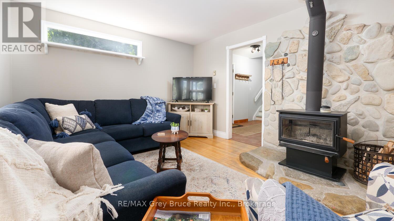 11 Shoreline Drive, Northern Bruce Peninsula, Ontario  N0H 1Z0 - Photo 15 - X12064455