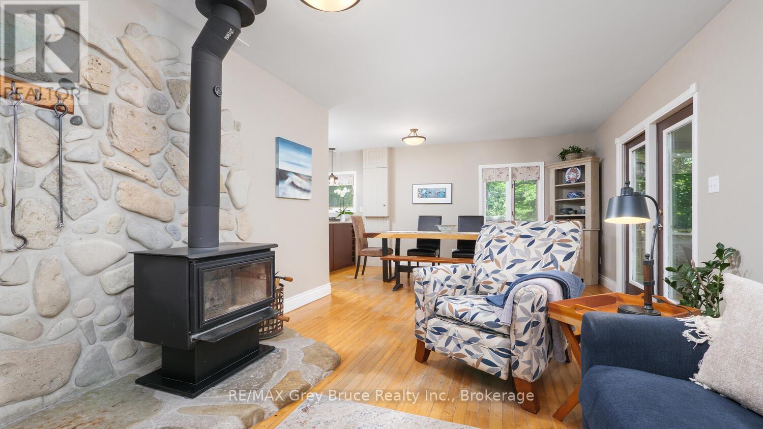 11 Shoreline Drive, Northern Bruce Peninsula, Ontario  N0H 1Z0 - Photo 4 - X12064455