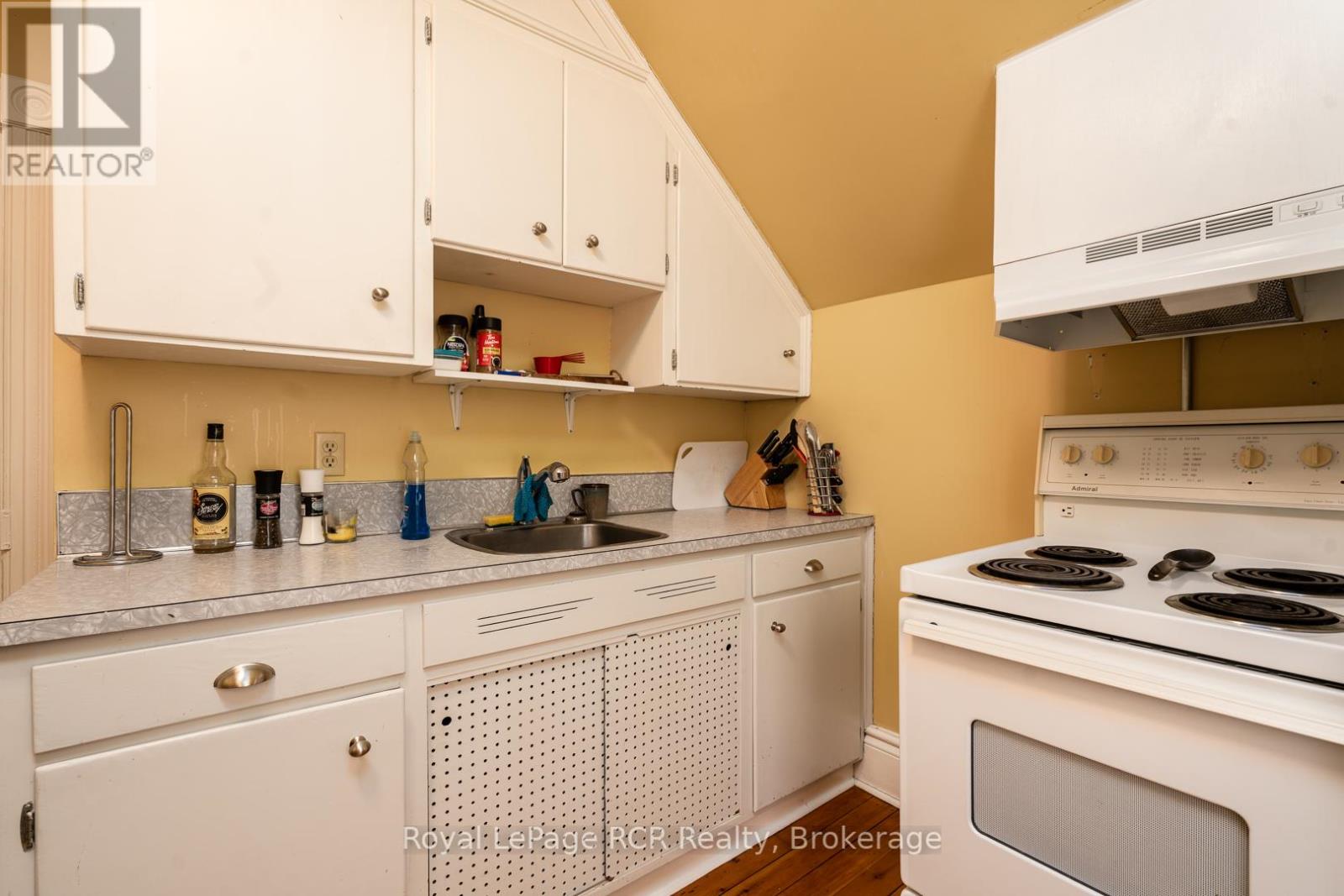 134 9th Street, Hanover, Ontario  N4N 1K6 - Photo 8 - X12065234