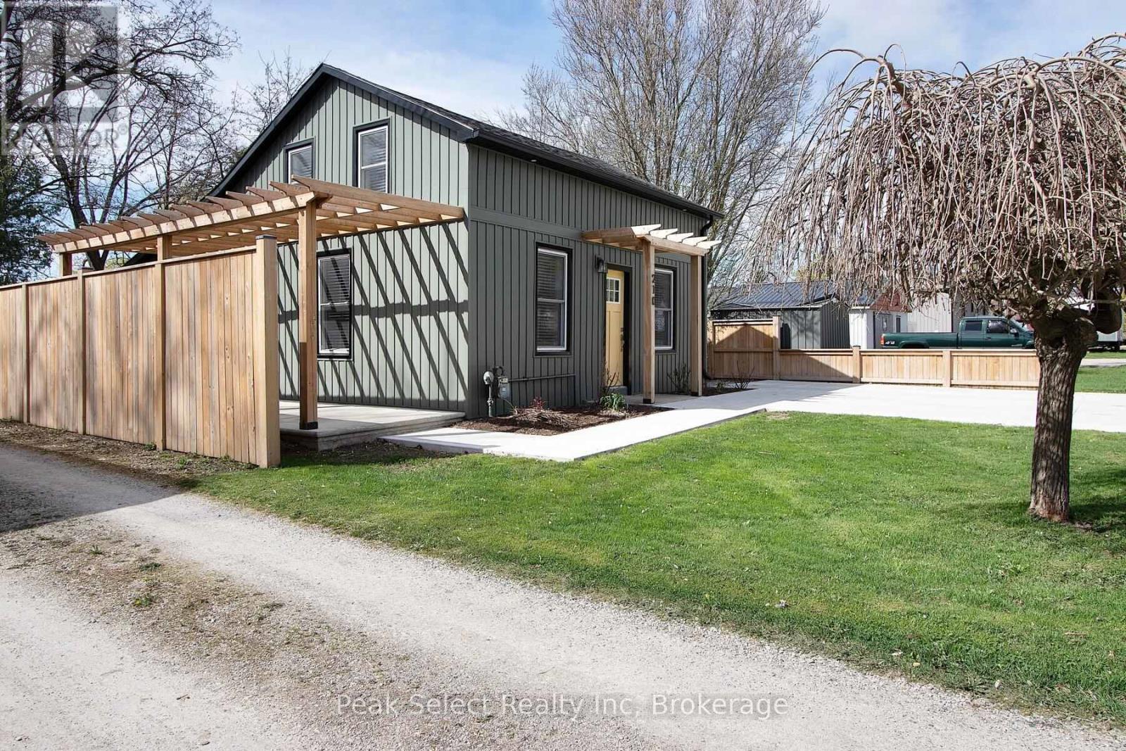 210 Jones Street W, St. Marys, Ontario  N4X 1B1 - Photo 3 - X12073019