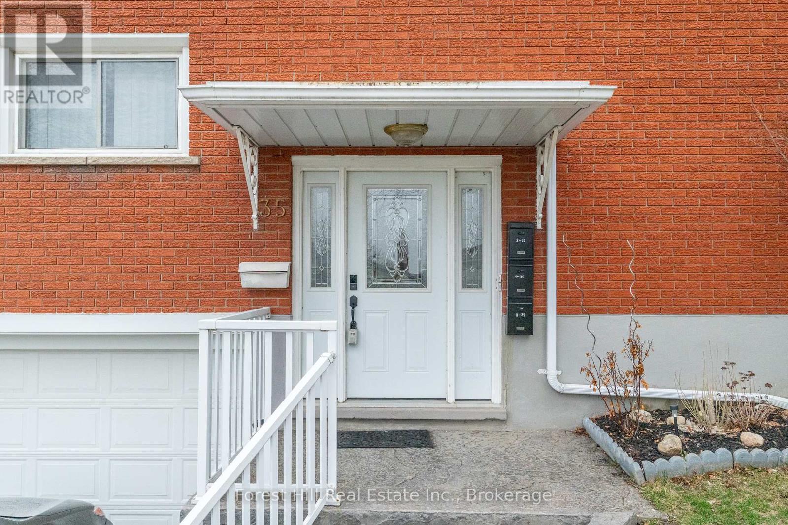 35 Shaftsbury Drive, Kitchener, Ontario  N2A 1N4 - Photo 2 - X12073669