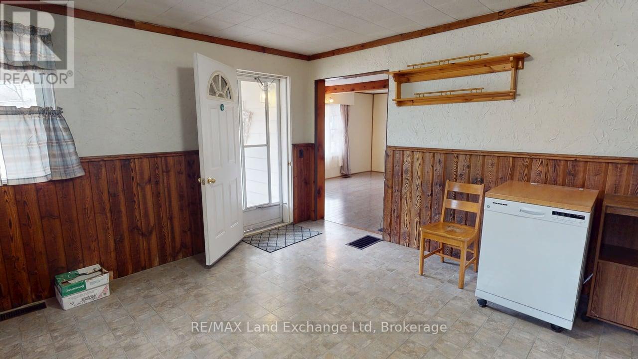 208 Edward Street, North Huron, Ontario  N0G 2W0 - Photo 8 - X12074007