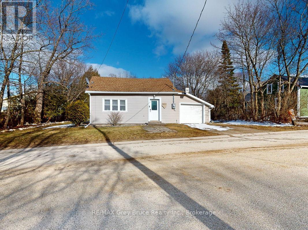 523 Tyson Street, South Bruce Peninsula, Ontario  N0H 2T0 - Photo 2 - X12076669