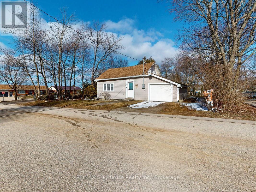 523 Tyson Street, South Bruce Peninsula, Ontario  N0H 2T0 - Photo 4 - X12076669