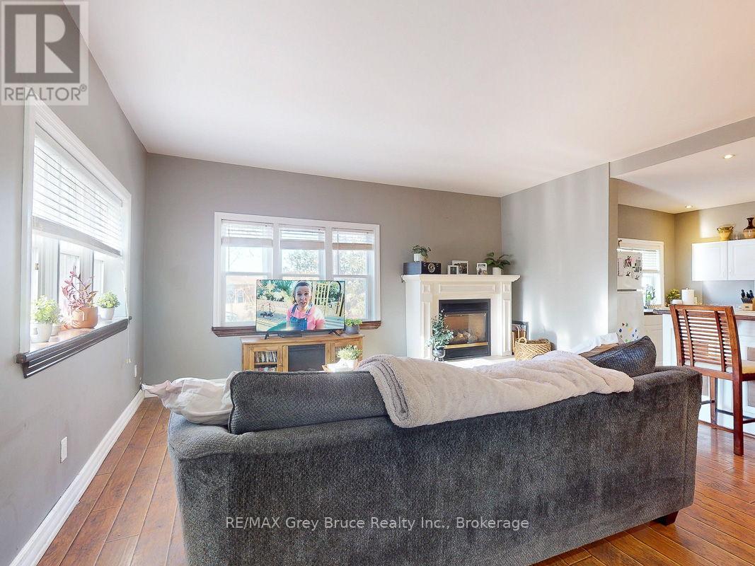 523 Tyson Street, South Bruce Peninsula, Ontario  N0H 2T0 - Photo 6 - X12076669