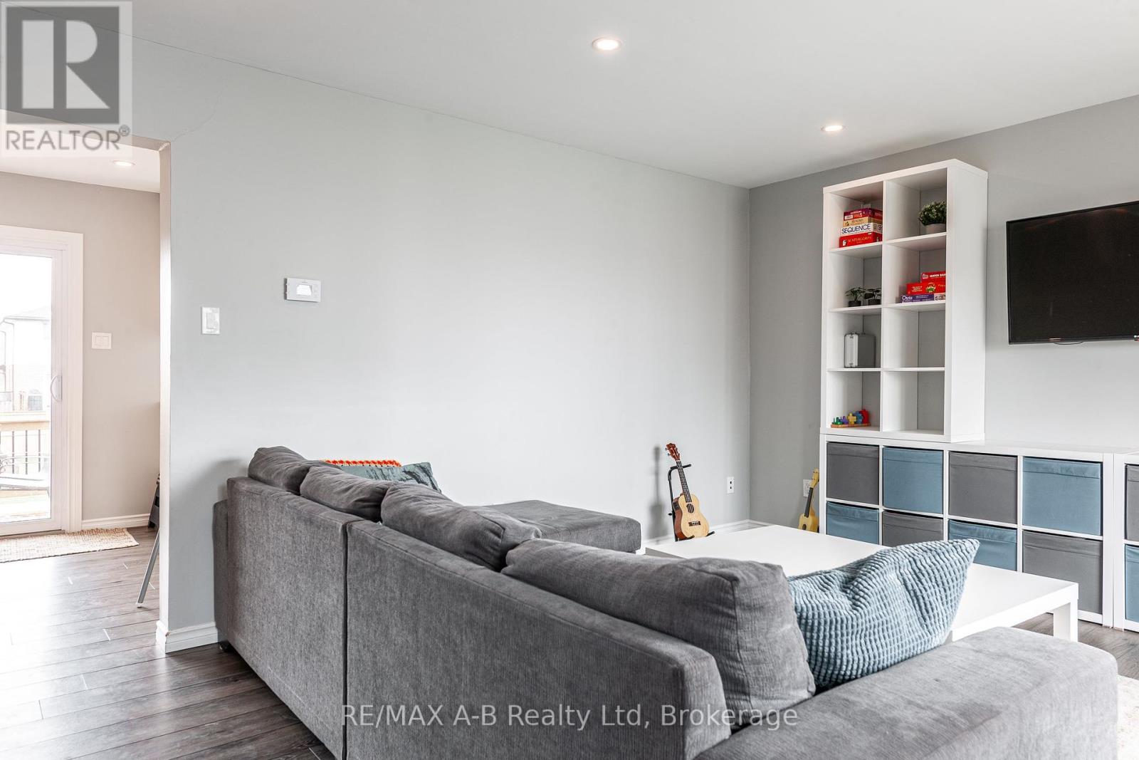 329 Railway Avenue, Stratford, Ontario  N5A 2J3 - Photo 3 - X12077689