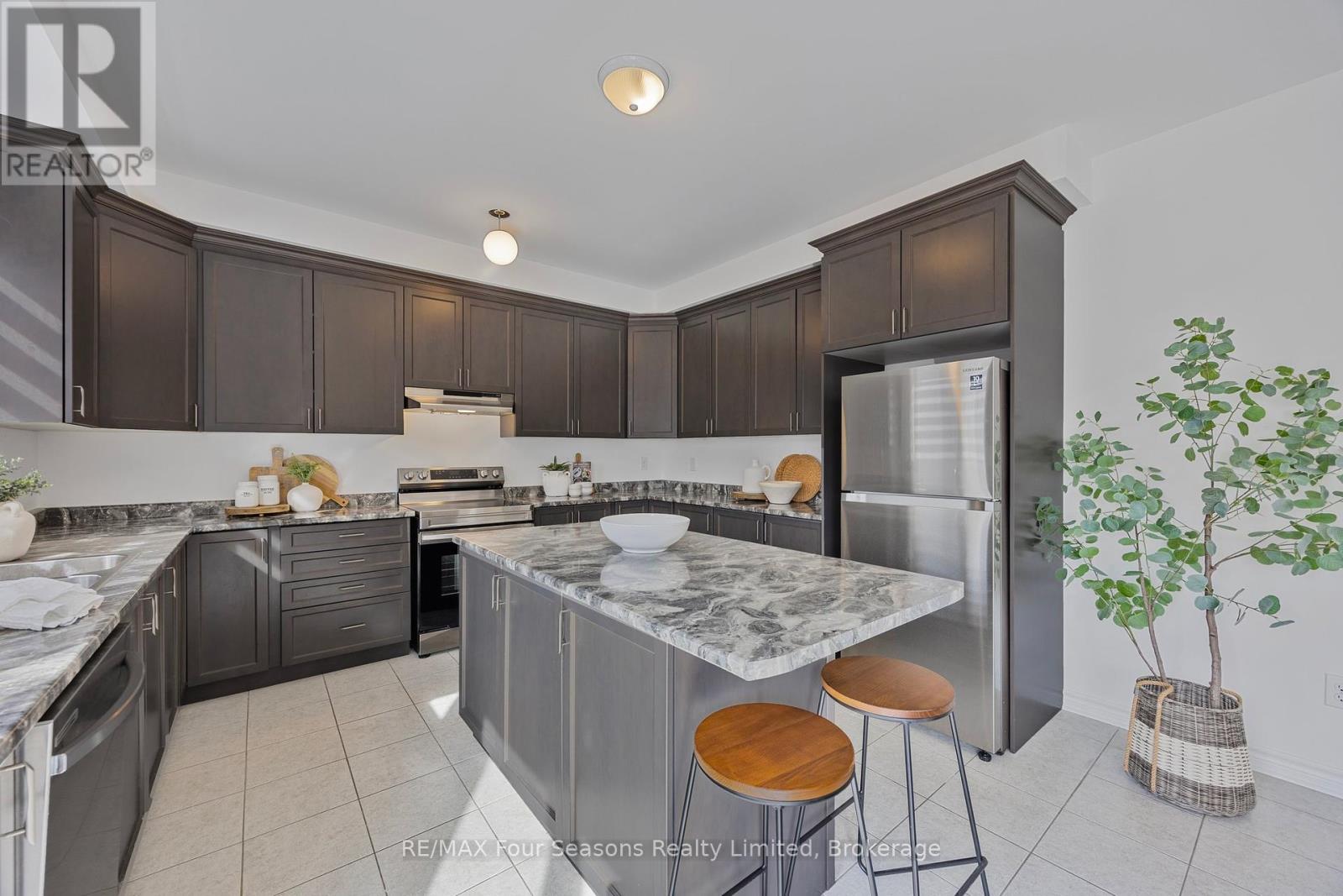 44 Kirby Avenue, Collingwood, Ontario  L9Y 3W8 - Photo 4 - S12078258