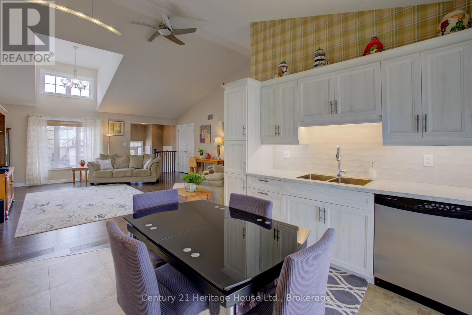 275 South Street E, West Grey, Ontario  N0G 1R0 - Photo 16 - X12078264
