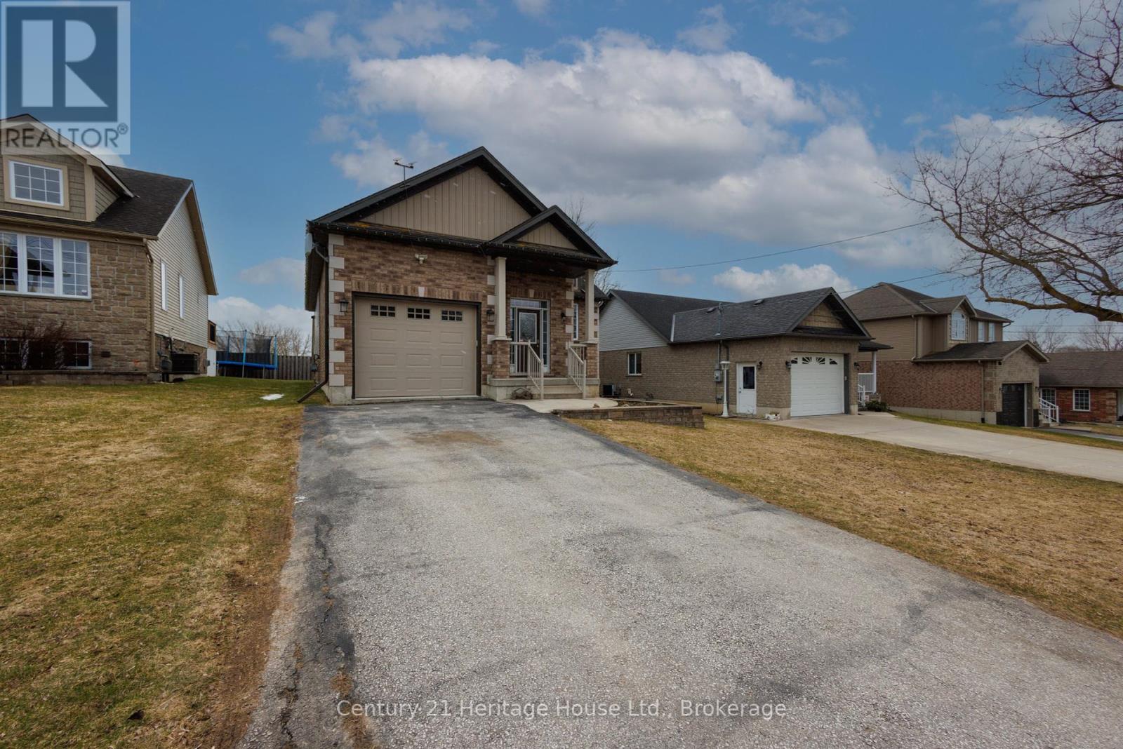 275 South Street E, West Grey, Ontario  N0G 1R0 - Photo 4 - X12078264