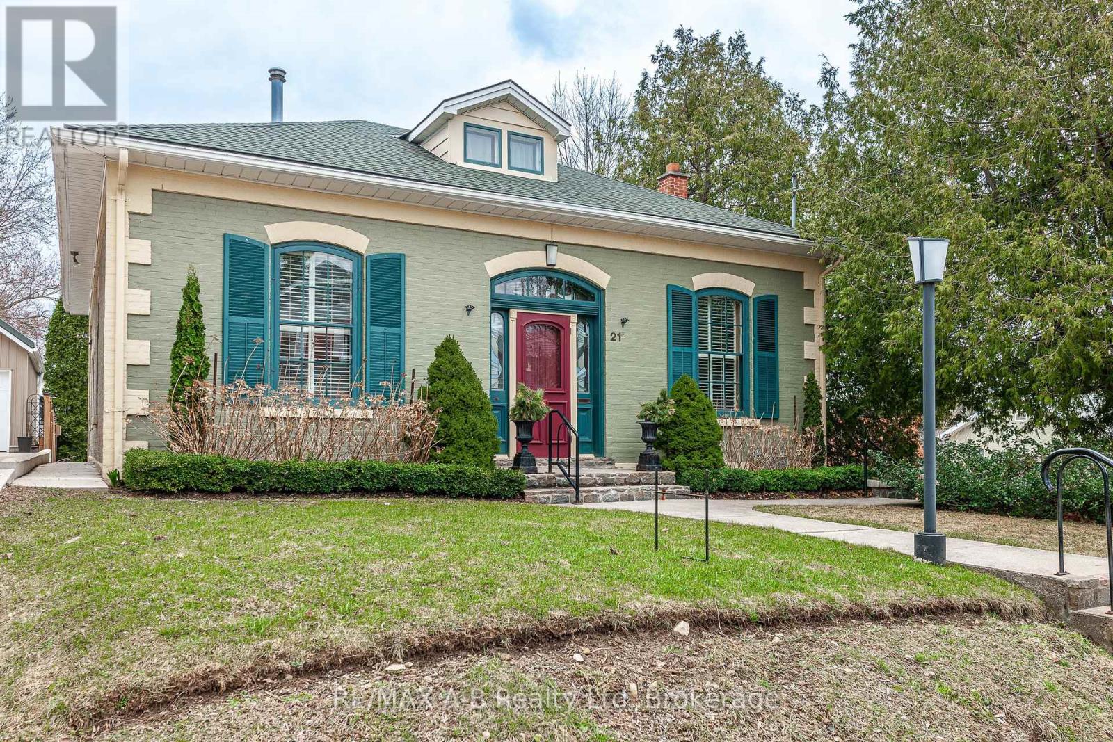 21 Birmingham Street, Stratford, Ontario  N5A 2S5 - Photo 2 - X12080737