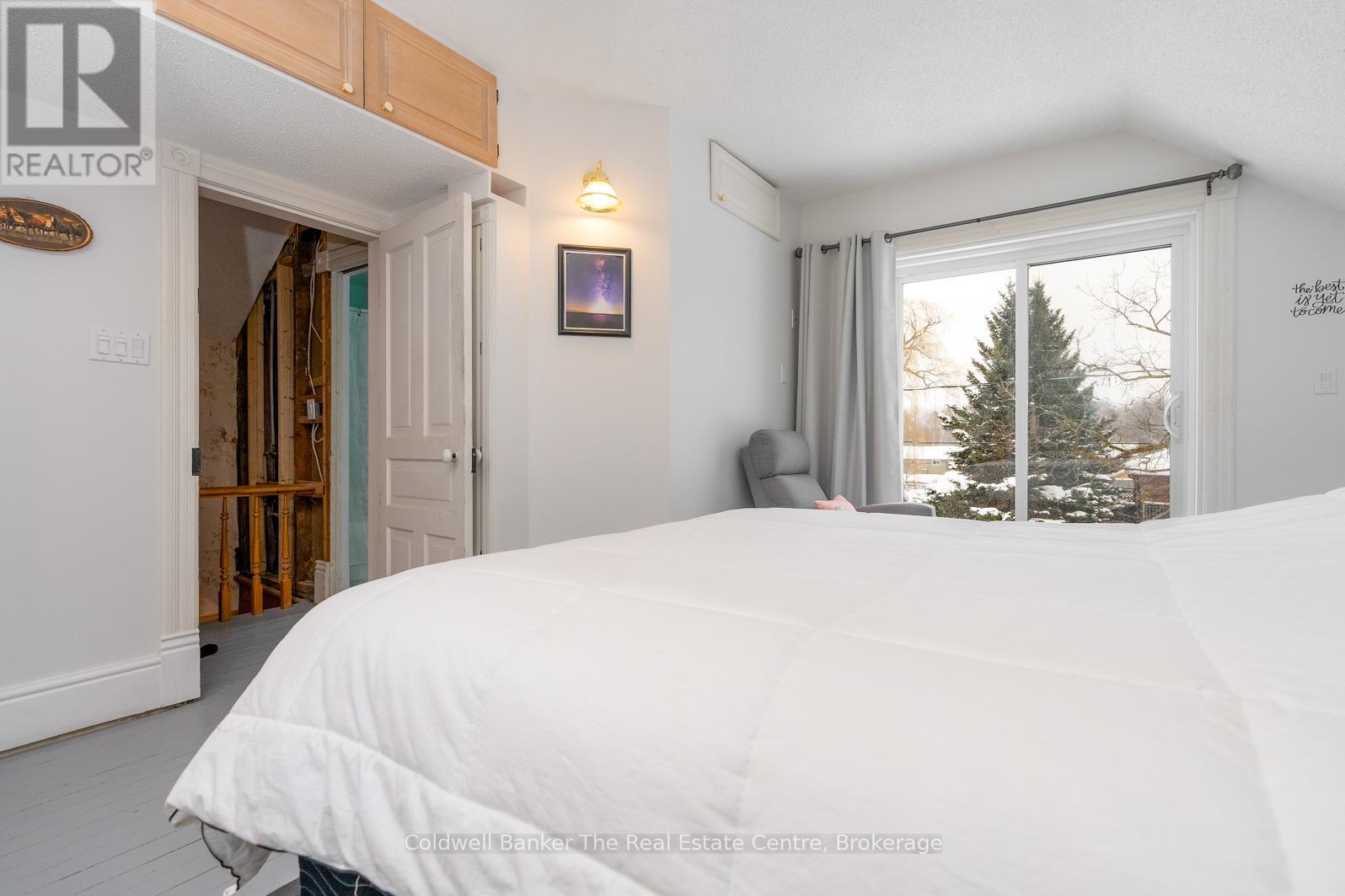 24 Elizabeth Street W, Clearview, Ontario  L0M 1G0 - Photo 16 - S12096248