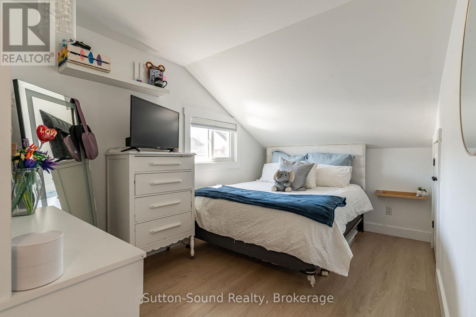 146 Sunset Boulevard, Georgian Bluffs, Ontario  N0H 2T0 - Photo 19 - X12097464
