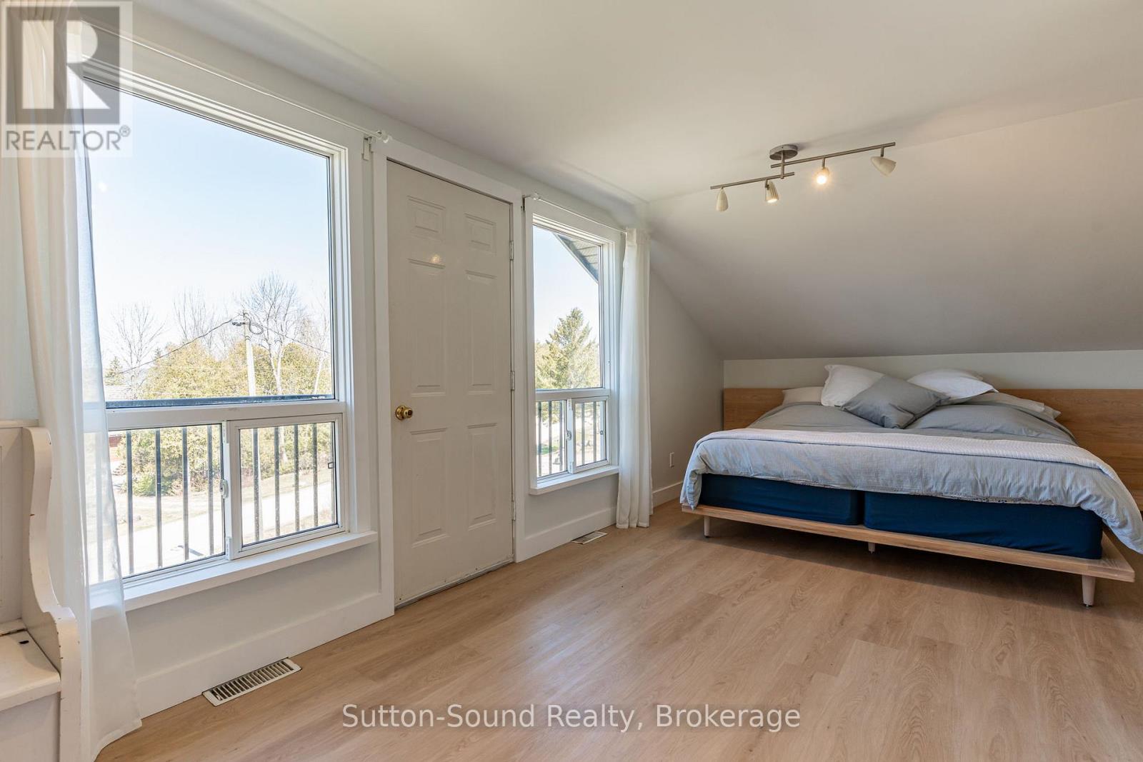 146 Sunset Boulevard, Georgian Bluffs, Ontario  N0H 2T0 - Photo 25 - X12097464