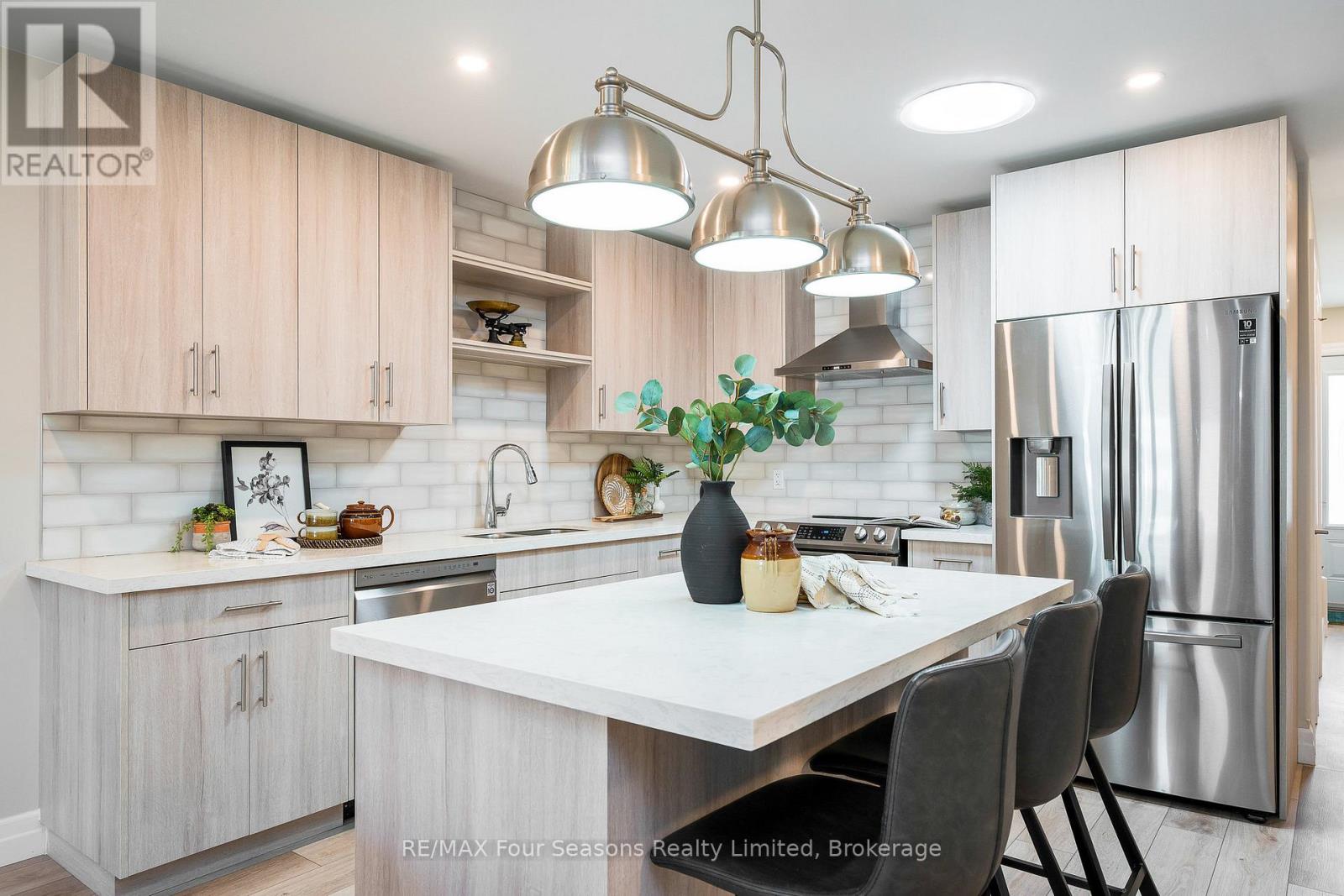 120 Warbler Way, Blue Mountains, Ontario  N0H 2P0 - Photo 15 - X12100698