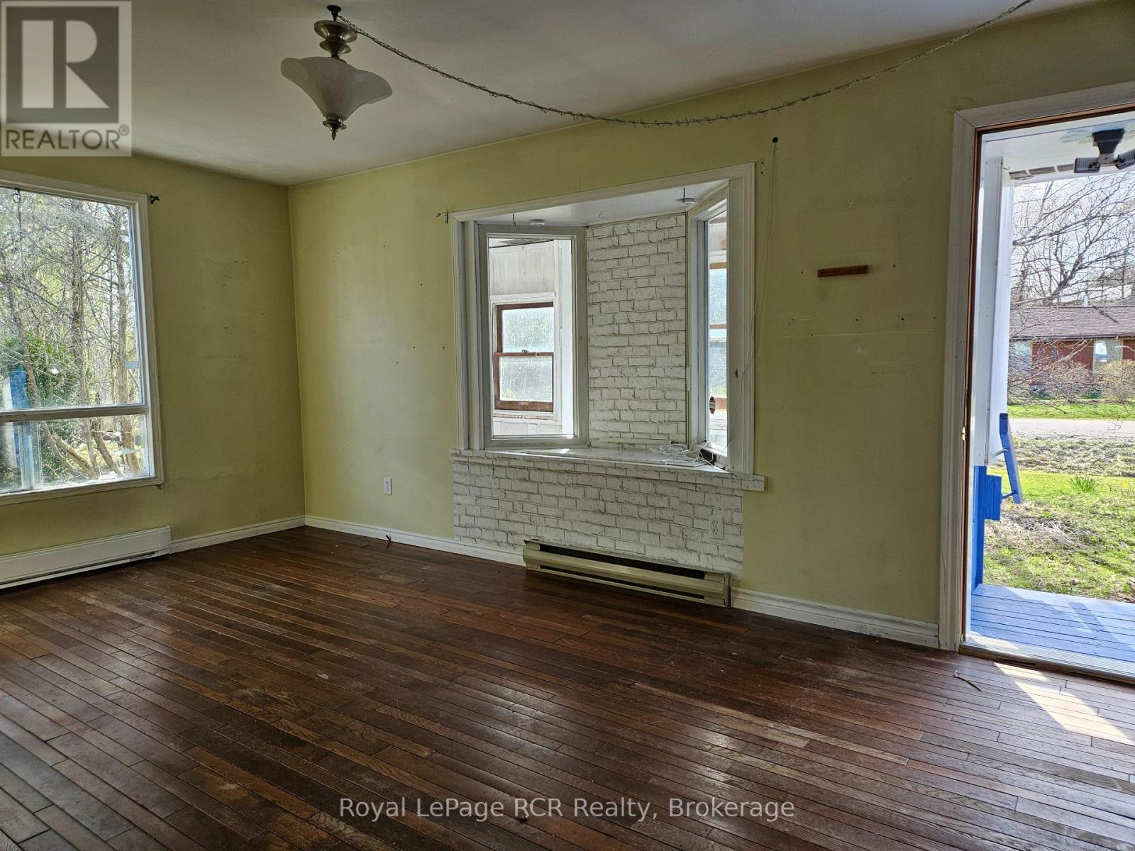 127 Kirk Street, Georgian Bluffs, Ontario  N4K 0G2 - Photo 5 - X12110467