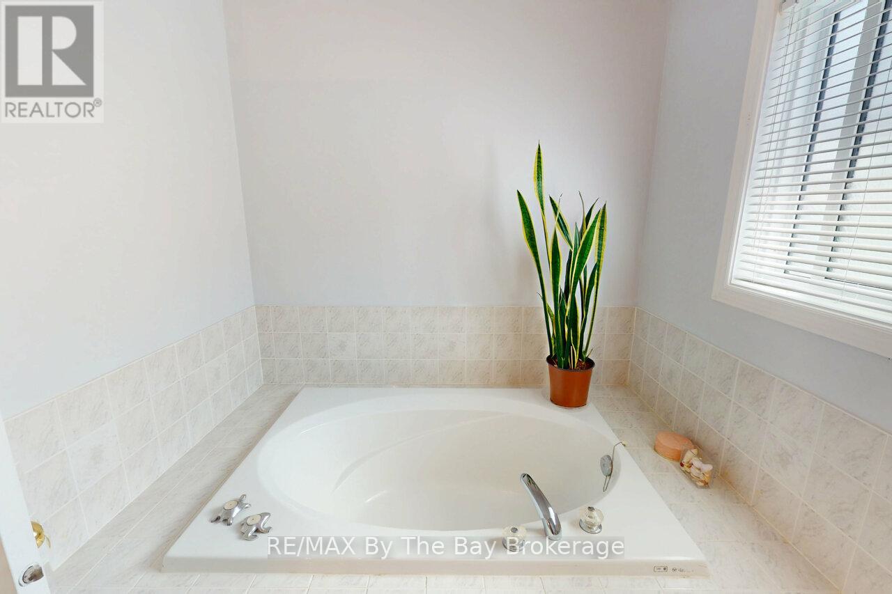 150 Silver Birch Avenue, Wasaga Beach, Ontario  L9Z 1N3 - Photo 22 - S12115318