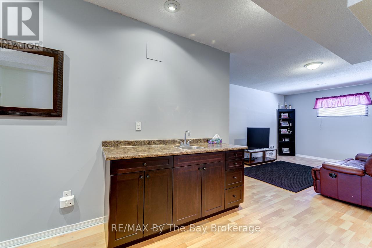 150 Silver Birch Avenue, Wasaga Beach, Ontario  L9Z 1N3 - Photo 34 - S12115318