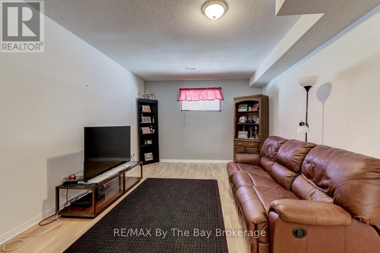 150 Silver Birch Avenue, Wasaga Beach, Ontario  L9Z 1N3 - Photo 35 - S12115318