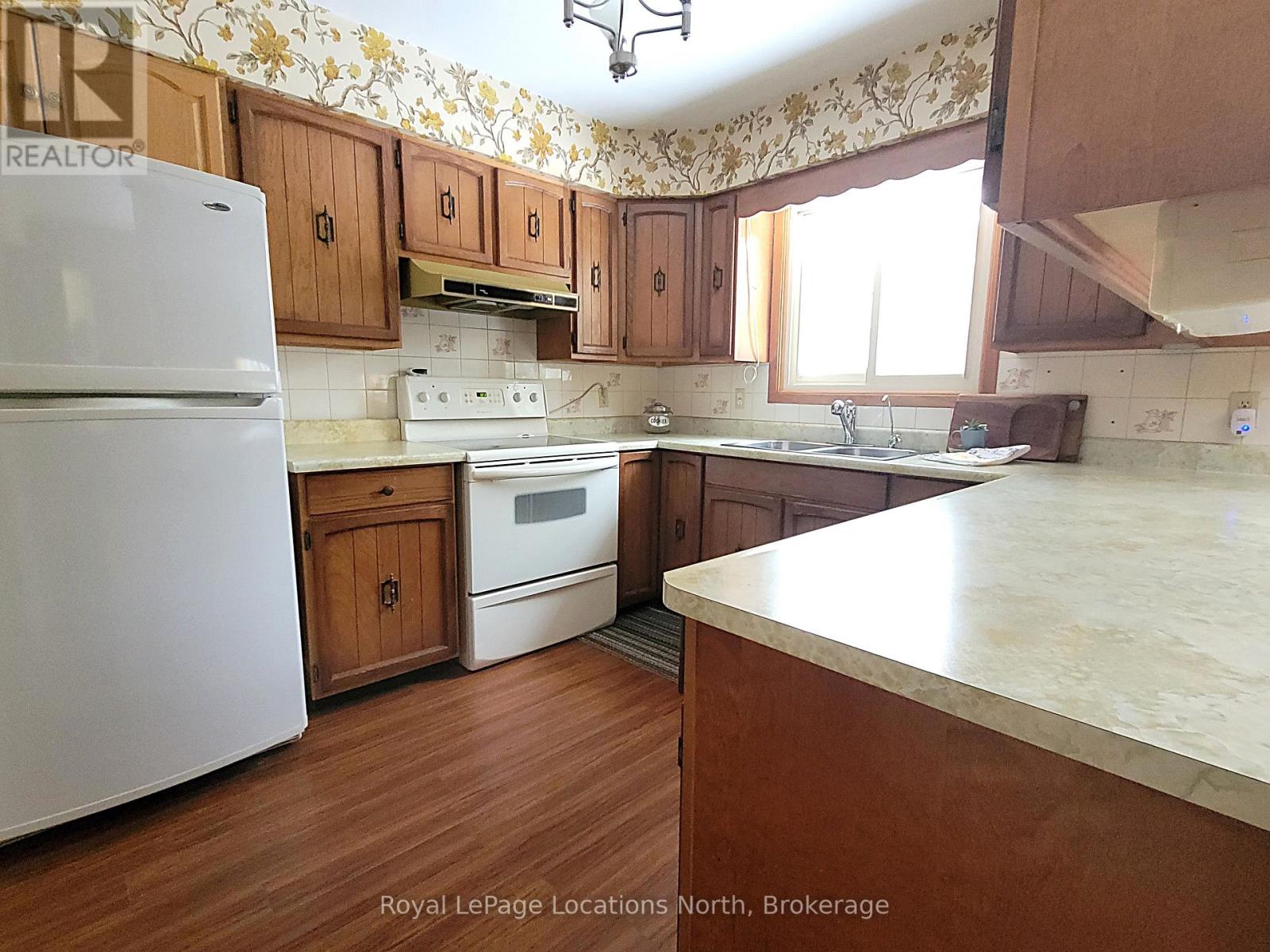 8 Ronald Avenue, Tiny, Ontario  L0L 1P1 - Photo 10 - S12116416