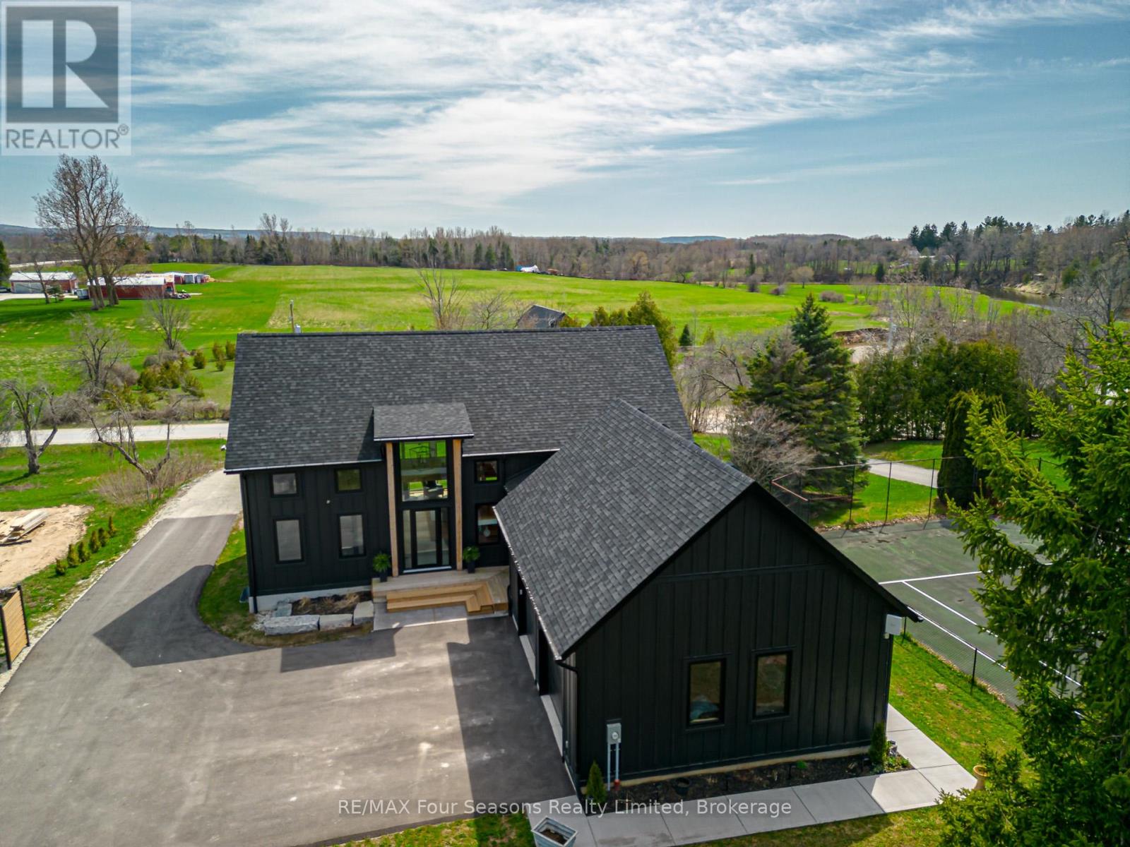 113 Slabtown Road W, Blue Mountains, Ontario  N0H 1J0 - Photo 2 - X12119141