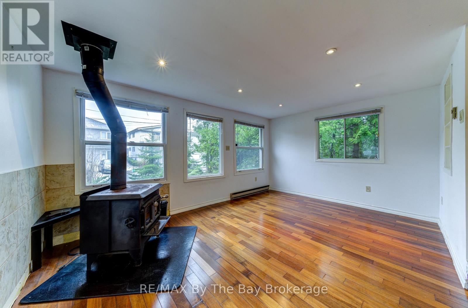 1719 Shore Lane, Wasaga Beach, Ontario  L9Z 1V7 - Photo 4 - S12119990