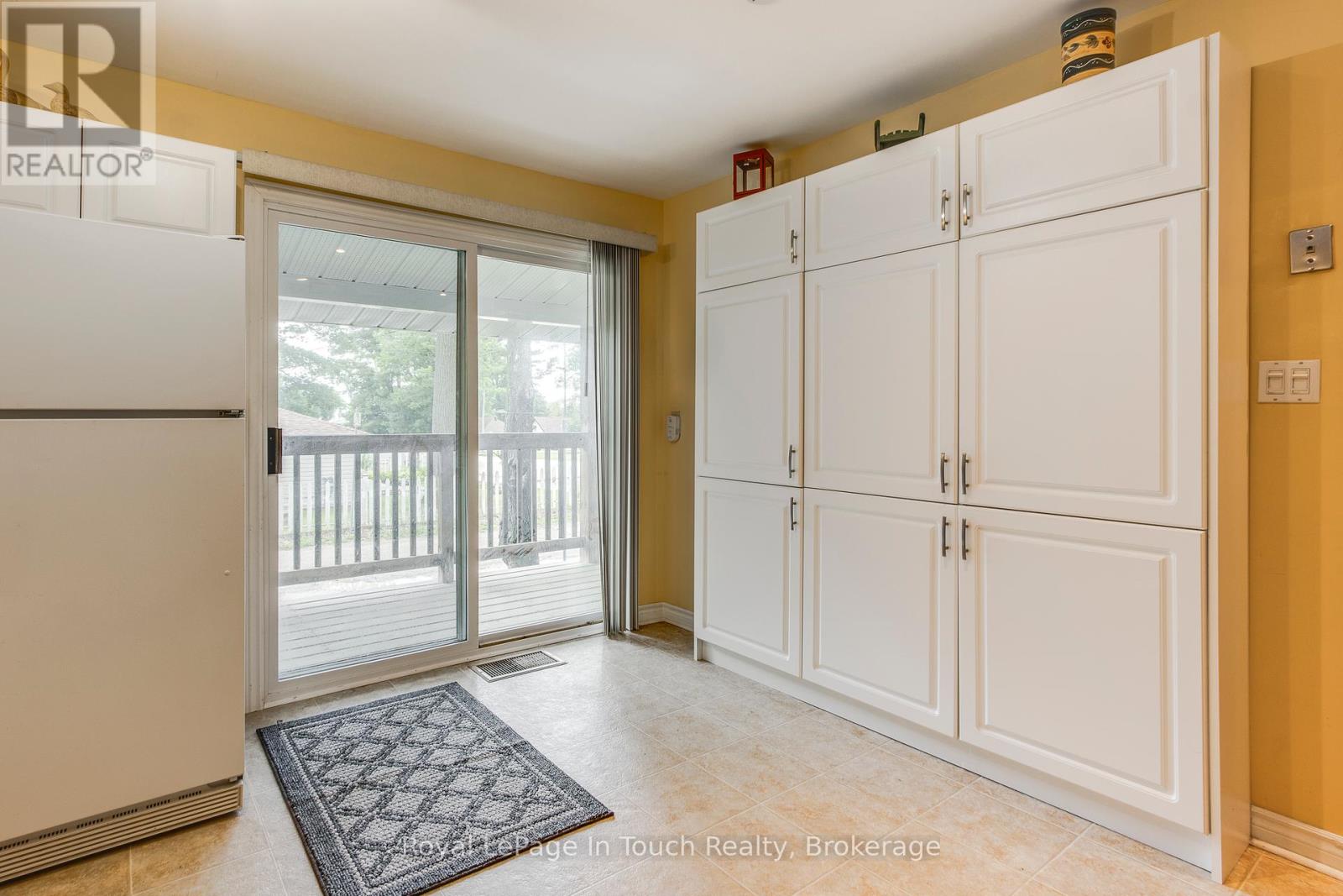 349 Balm Beach Road W, Tiny, Ontario  L0L 2J0 - Photo 11 - S12120484