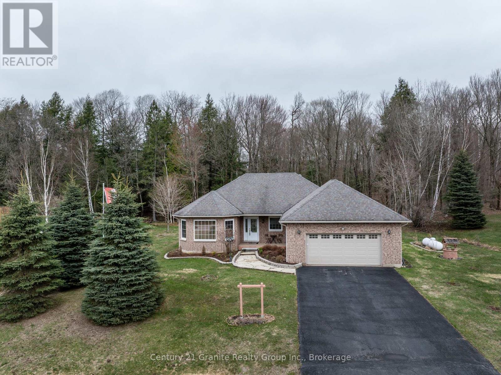 117 Halbiem Crescent, Dysart Et Al, Ontario  K0M 1S0 - Photo 1 - X12120462