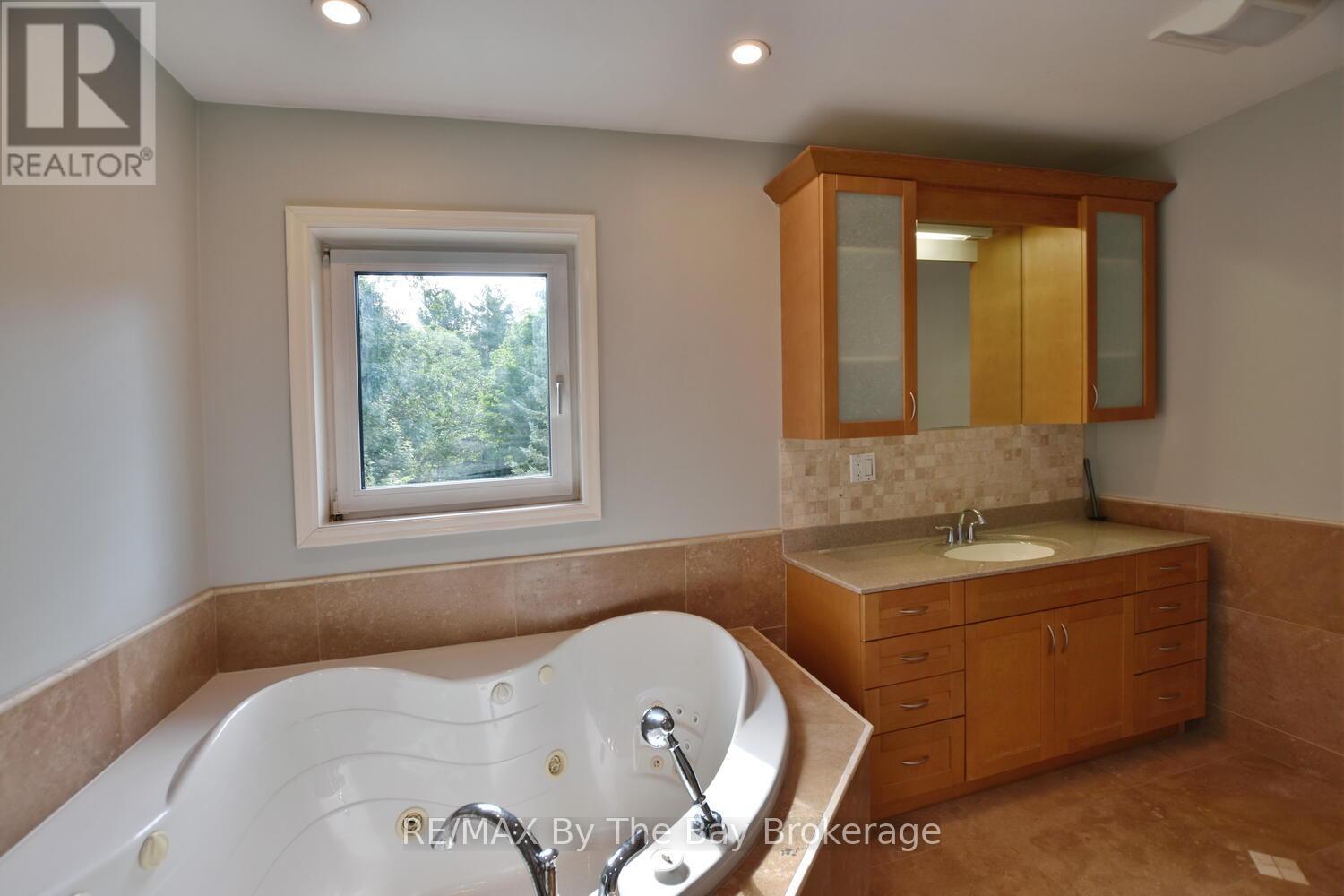104 Knox Road E, Wasaga Beach, Ontario  L9Z 2T5 - Photo 15 - S12121253