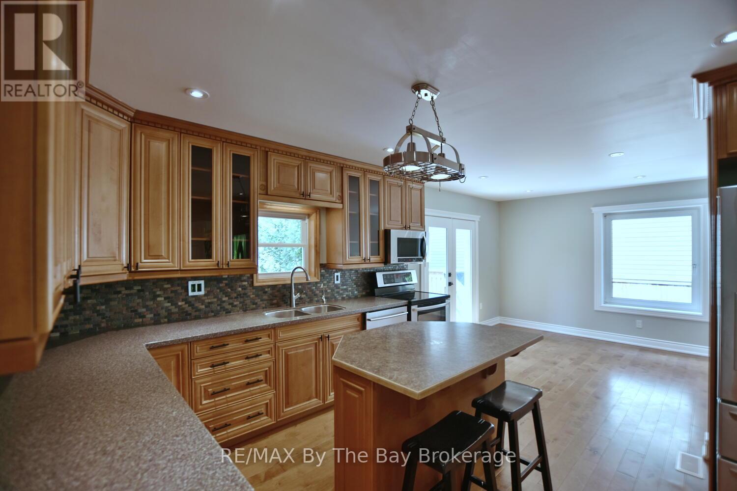 104 Knox Road E, Wasaga Beach, Ontario  L9Z 2T5 - Photo 3 - S12121253