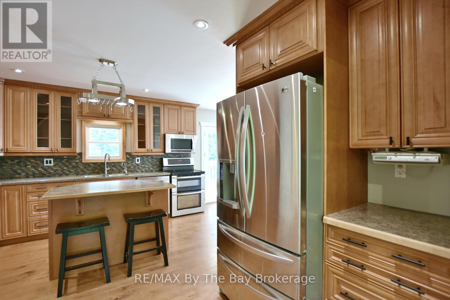 104 Knox Road E, Wasaga Beach, Ontario  L9Z 2T5 - Photo 4 - S12121253