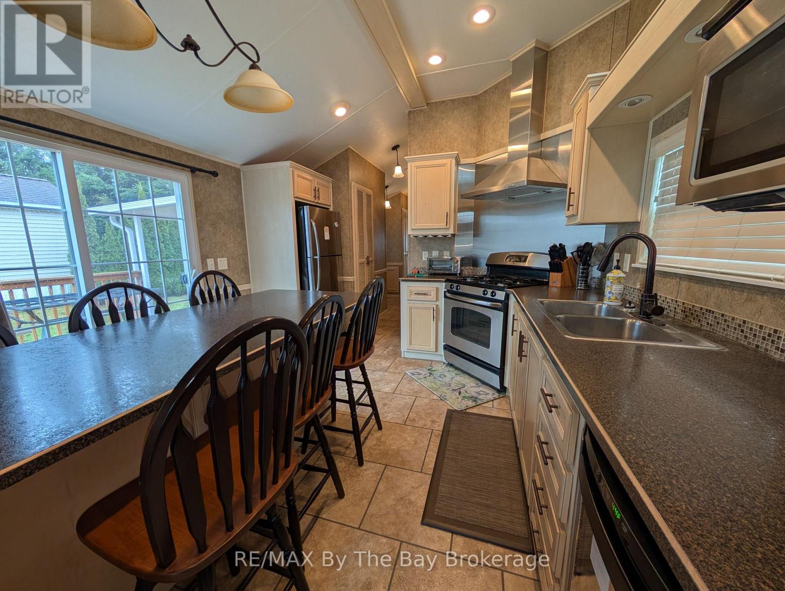 40 Temagami Trail, Wasaga Beach, Ontario  L9Z 1X7 - Photo 2 - S12122233
