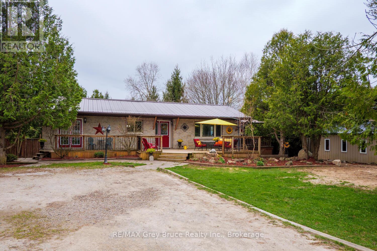 106 Elder Lane, Chatsworth, Ontario  N0H 1G0 - Photo 2 - X12122652