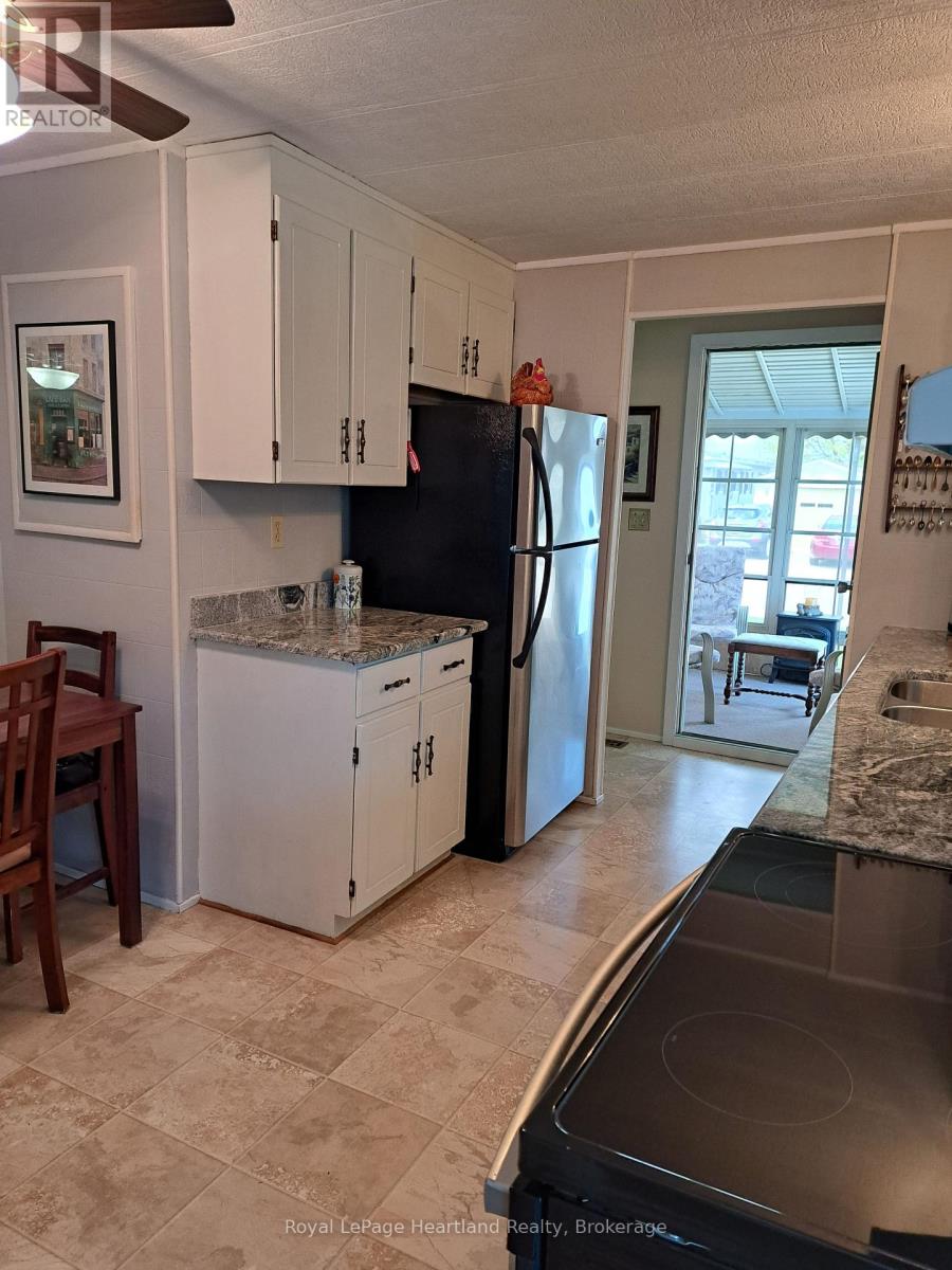 34 Miller Street, Strathroy-Caradoc, Ontario  N7G 1A6 - Photo 3 - X12124404