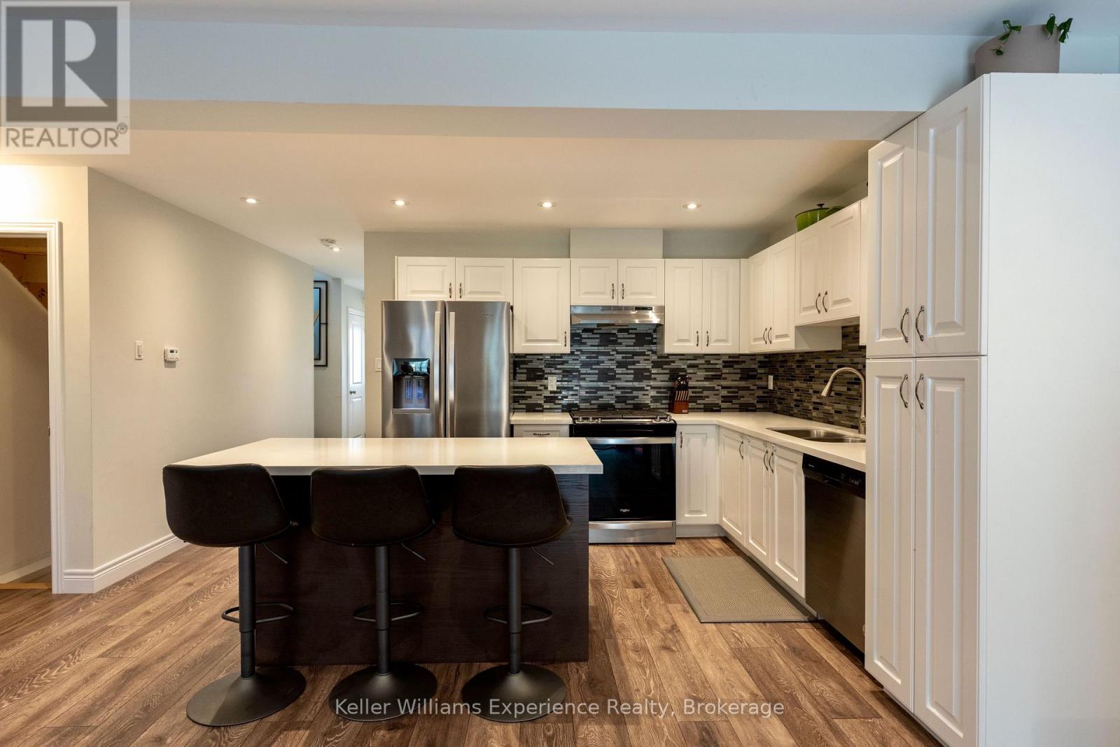 31 Nicole Park Court, Bracebridge, Ontario  P1L 0C8 - Photo 2 - X12125595