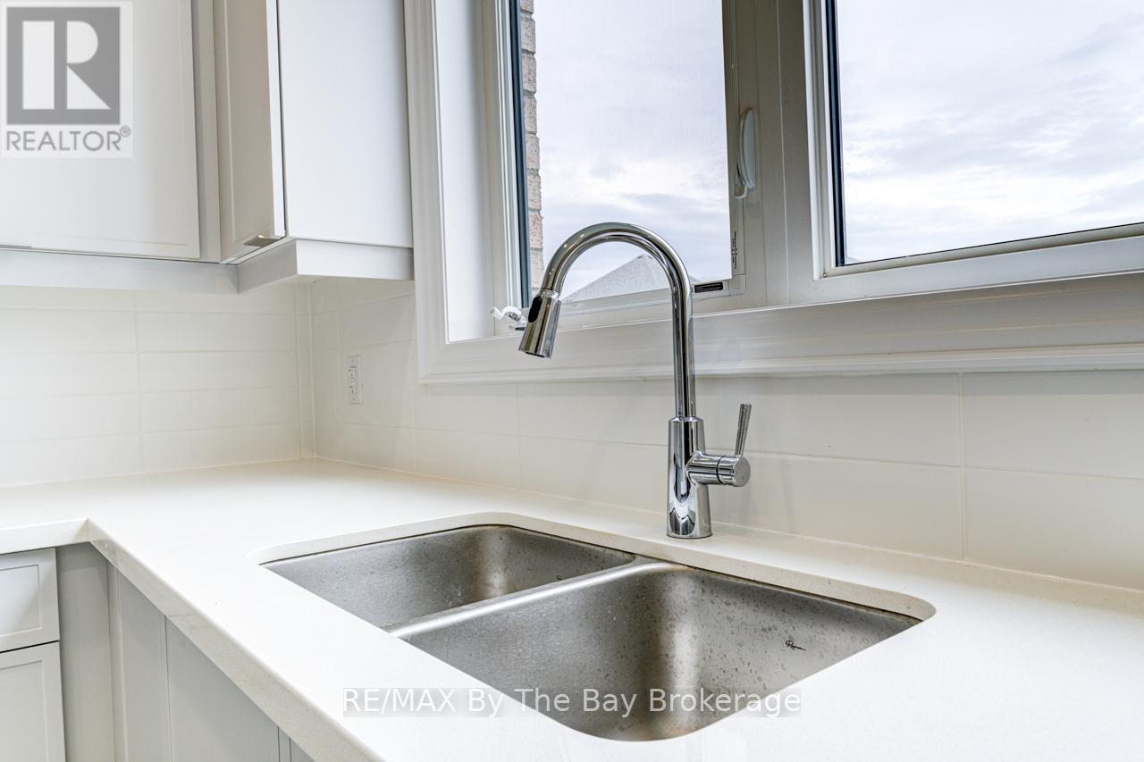 169 Rosanne Circle, Wasaga Beach, Ontario  L9Z 0N1 - Photo 15 - S12126180