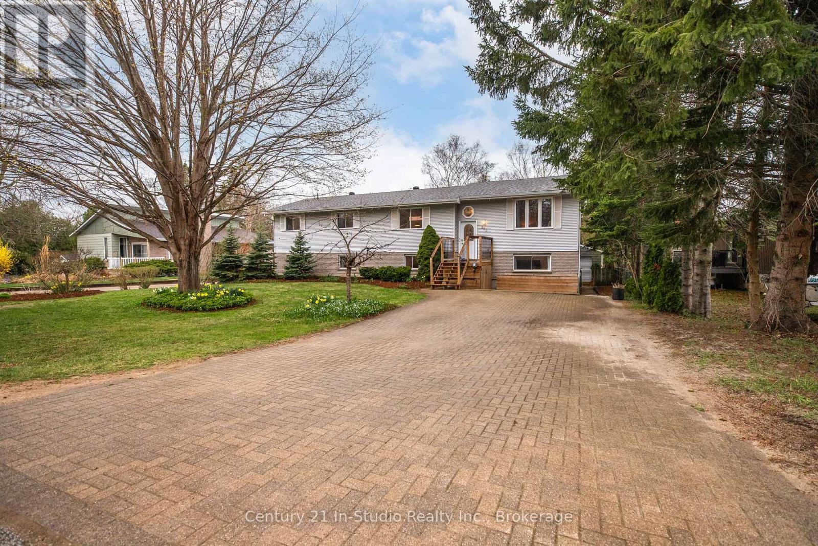 550 Mcnabb Street, Saugeen Shores, Ontario  N0H 2L0 - Photo 2 - X12126409