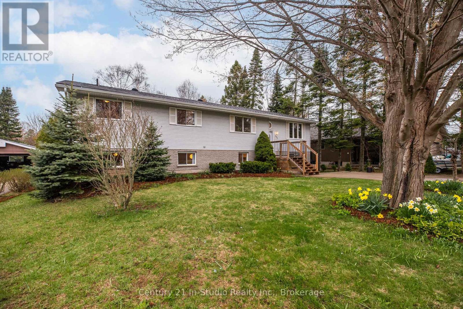 550 Mcnabb Street, Saugeen Shores, Ontario  N0H 2L0 - Photo 3 - X12126409