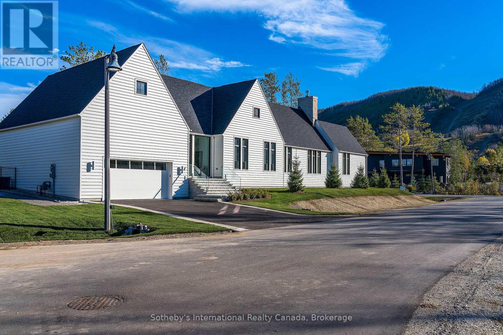 101 Deer Lane, Blue Mountains, Ontario  N0H 1J0 - Photo 4 - X12126533