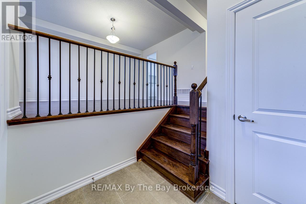 178 Mapleside Drive, Wasaga Beach, Ontario  L9Z 0L4 - Photo 2 - S12126937