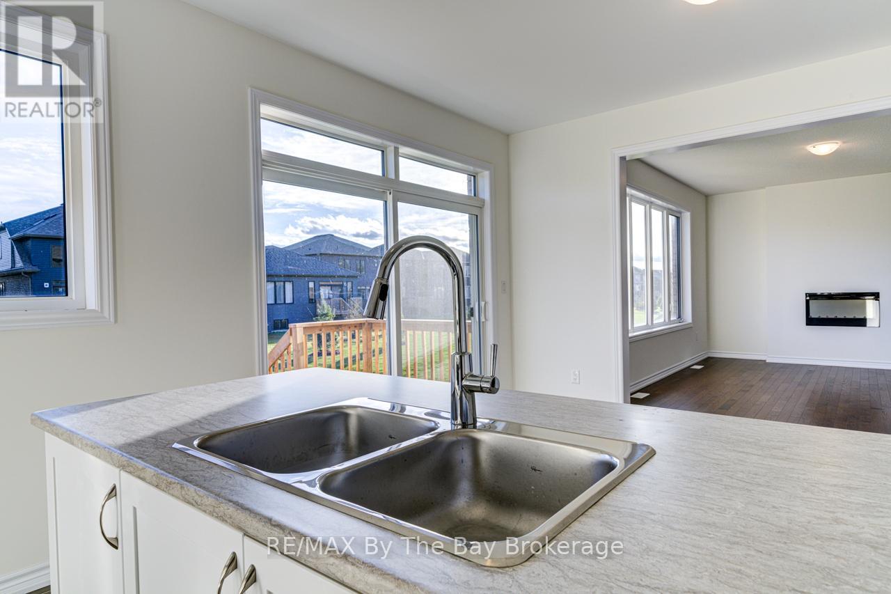 162 Mapleside Drive, Wasaga Beach, Ontario  L9Z 0L4 - Photo 13 - S12126941